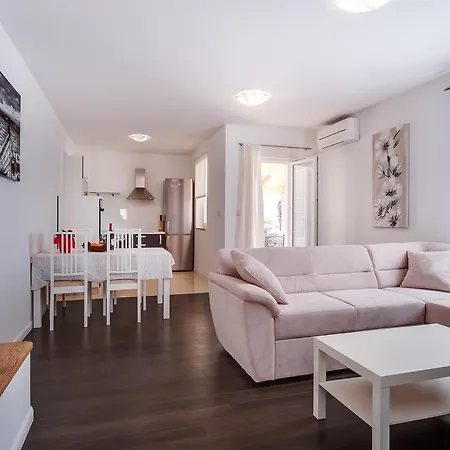 Apartment Mirna *